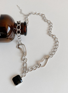 日韩风个性钛钢几何黑色宝石吊坠项链女嘻哈甜酷风轻奢百搭毛衣链