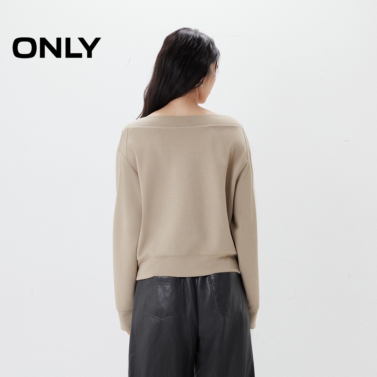 ONLY2025冬季新款性感一字领宽松舒适亲肤字母装饰纯色卫衣女