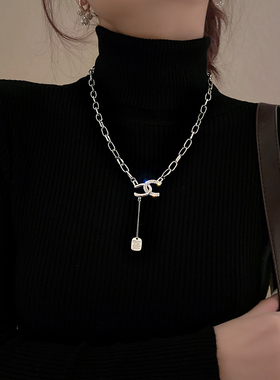 闪钻交错字母项链轻奢小众设计感