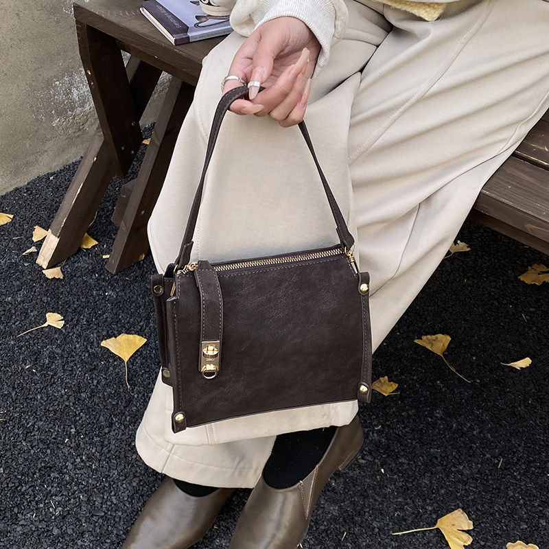 小众设计箱子包盒子小方包2025新款磨砂质感锁扣手提单肩包斜挎包,淘宝优惠券,粉丝福利购,淘宝优惠卷