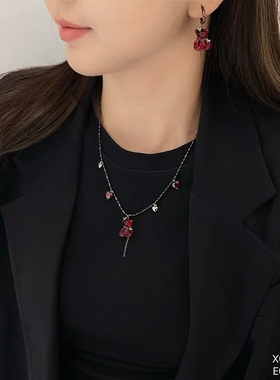 小众高级感红色小熊毛衣项链女2025年新款复古锁骨链秋冬时尚颈链