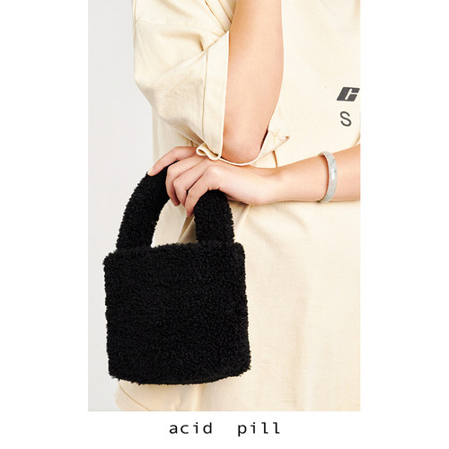 爱喜acid pill｜可可爱爱玩具黑煤炭泰迪熊毛手拎斜挎小方包 - 图1