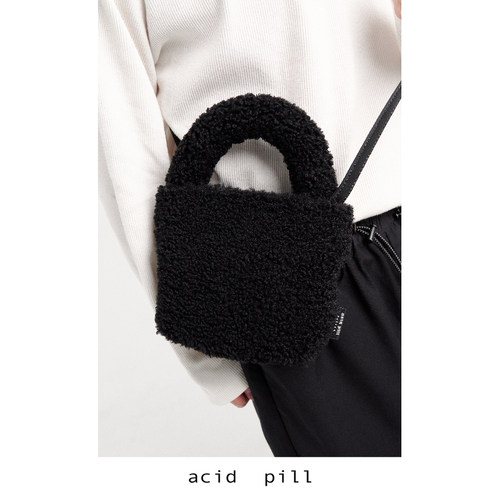 爱喜acid pill｜可可爱爱玩具黑煤炭泰迪熊毛手拎斜挎小方包 - 图2