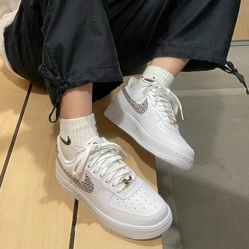 NIKE耐克AIR FORCE1女子空军一号低帮耐磨运动休闲板鞋DA8301-101-图2