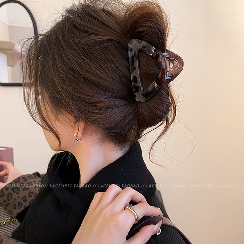 简约三角镂空磨砂抓夹女秋冬后脑勺2025新款鲨鱼夹高级感发夹发饰 - 图0