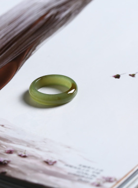 16号戒指 新疆和田玉青黄口糖黄玉泥鳅背圆弧素圈指环 383