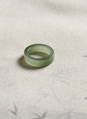 17号戒指 和田玉晴水青白中宽直切款方口指环 3237