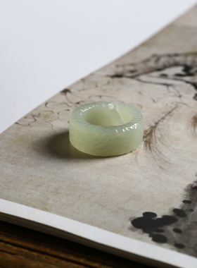 8号戒指 和田玉青白纯手工雕刻宽条直切款风化纹小尺码指环 5111