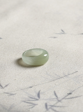 10号戒指 和田玉晴水青白高冰馒头款指环 8349
