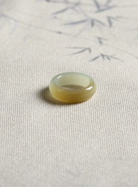 7号戒指 和田玉糖料泥鳅背圆弧素圈指环 9148