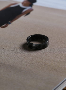 7号戒指 新疆和田玉青花籽料 籽玉墨玉中宽直切款薄款指环 9100