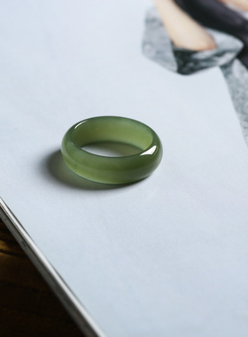 23号戒指 新疆和田玉青黄口泥鳅背圆弧大尺码素圈指环 9446