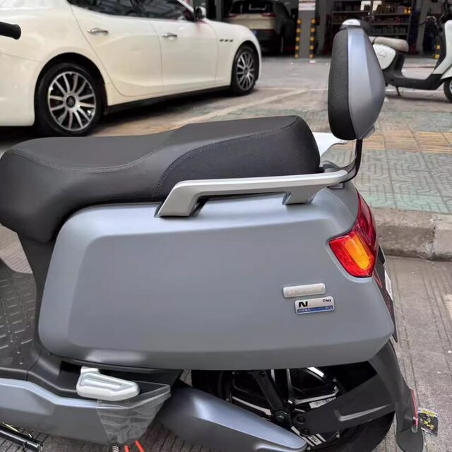 Mavericks Nplay/Nqi/N1/N1s ພາ​ຫະ​ນະ​ໄຟ​ຟ້າ backrest cushion ຫມໍ້​ໄຟ​ພາ​ຫະ​ນະ backrest cushion ຜູ້​ໂດຍ​ສານ​ບວກ​ກັບ​ອຸ​ປະ​ກອນ​ປັບ​ປຸງ