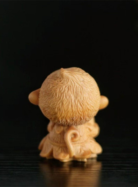 崖柏木雕刻猴子抱桃小摆件