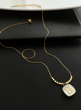 轻奢H字母吊坠项链女法式小众设计贝壳颈链钛钢不掉色锁骨链
