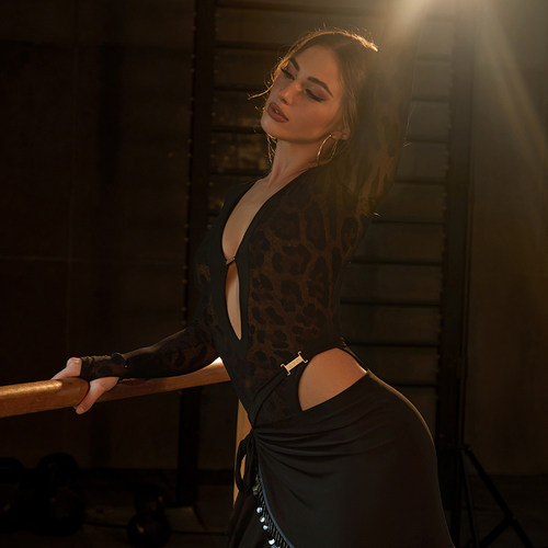 ZYM【很斩女】上衣v领高级版拉丁舞练功服女腰部镂空带胸棉25096 - 图1