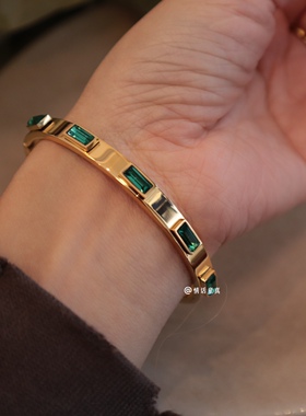 洗手洗澡不用摘～秋冬新款轻法式祖母绿手镯钛钢轻奢小众金色手饰