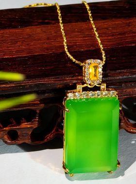 阳绿翡翠色无事牌玛瑙吊坠媲美
