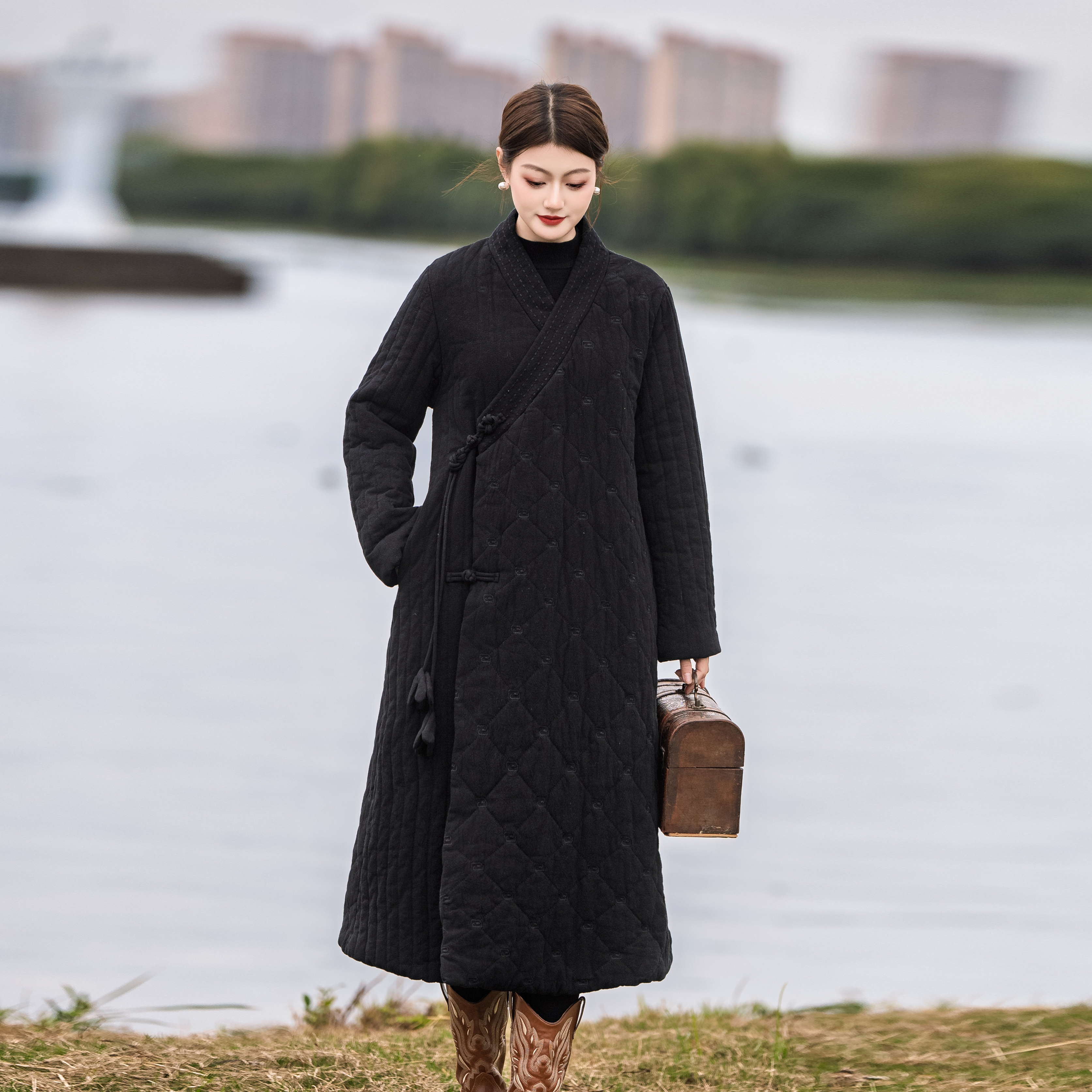 2025冬新款国风汉服女装加棉棉服复古V领斜襟流苏亚麻长外套大衣