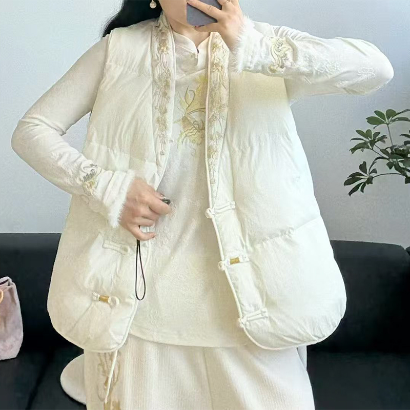 2025新款V领刺绣羽绒马甲中式国风时尚百搭显瘦达标90白鸭绒坎肩