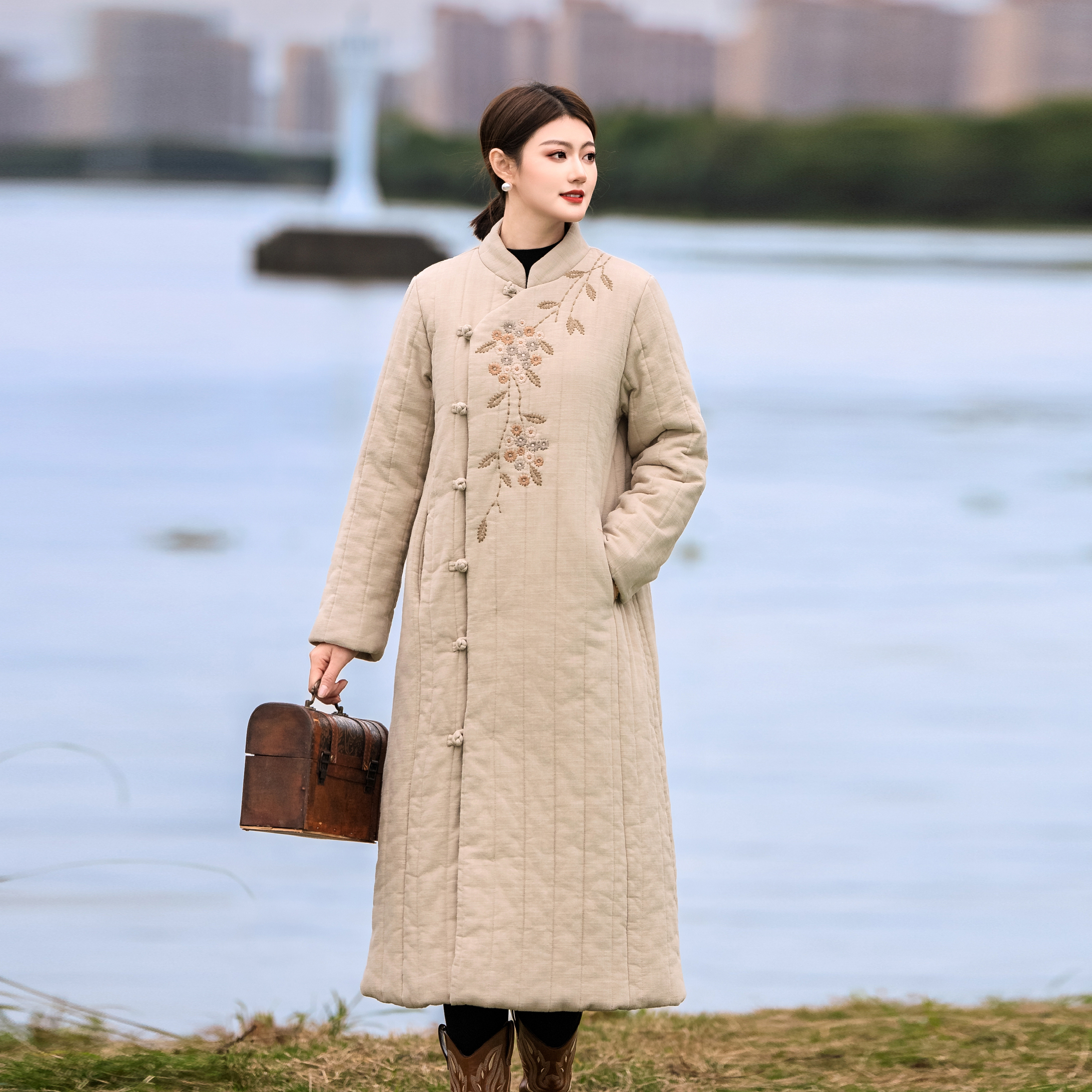 梅子家2025冬款国风女装刺绣盘扣中长款棉服改良旗袍修身棉衣外套