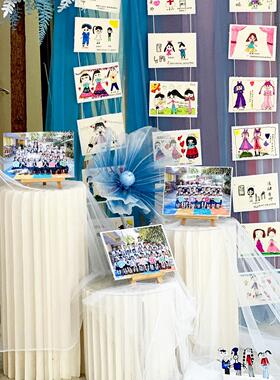幼儿园活动展示台白色罗马柱