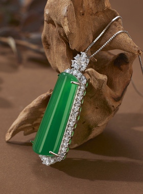 18K金阳绿翡翠女款奢华吊坠