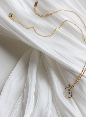 白兔滴胶爱心钛钢镀金锁骨链