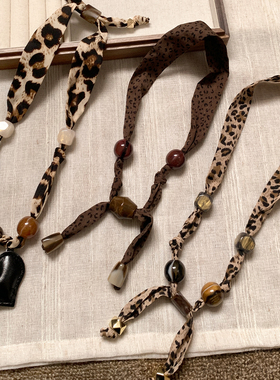 咖色美拉德豹纹爱心丝巾项链女