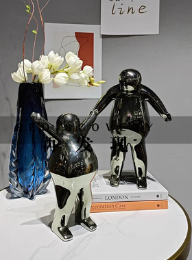 现代简约办公室电镀银色人物活跃雕塑摆件家居电视柜样板房装饰品