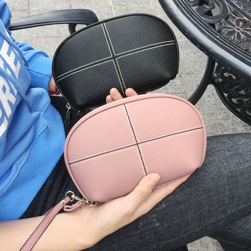 Вместительная и большая демисезонная кожаная маленькая сумка клатч, коллекция 2021, из натуральной кожи