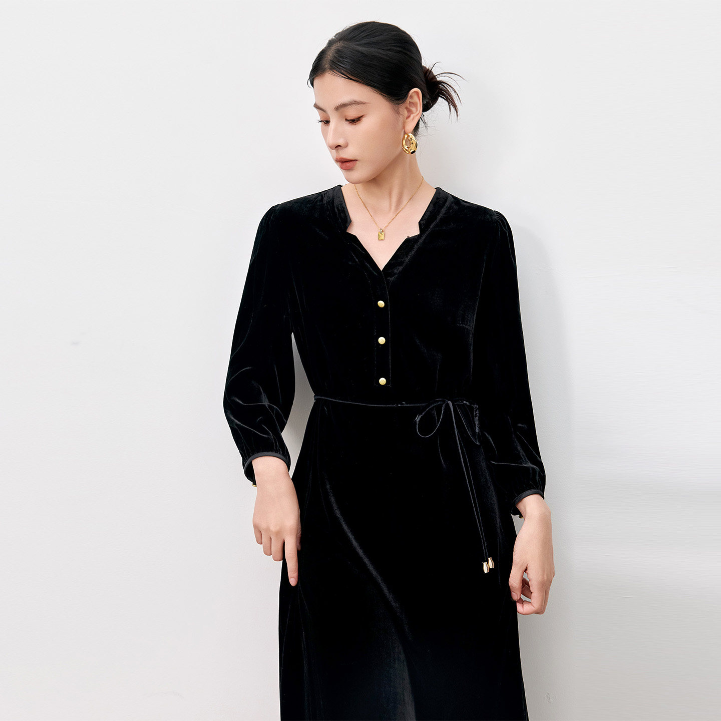 水墨佳人轻奢秋冬V领桑蚕丝连衣裙气质减龄修身显瘦真丝绒中长款