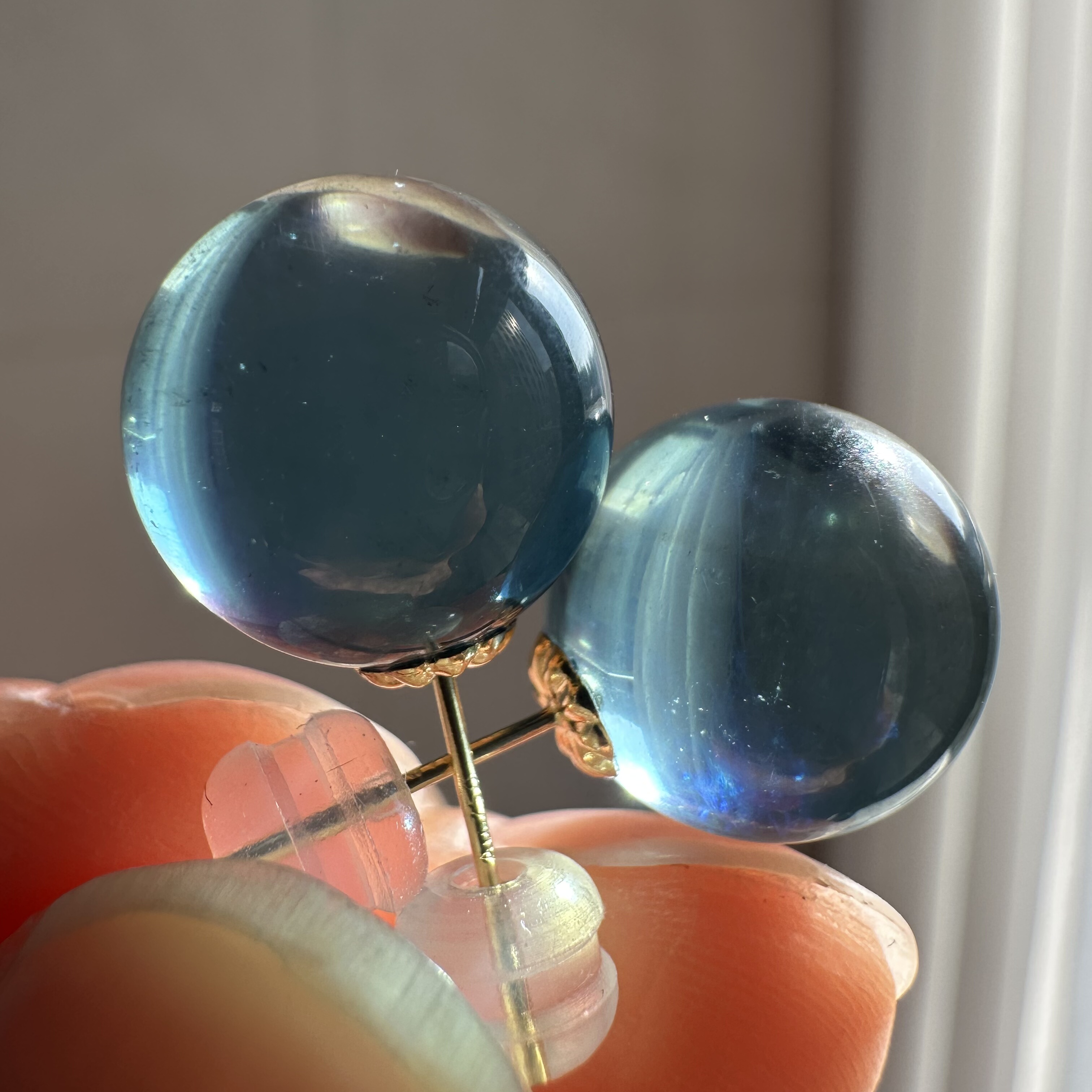 18k金镶天然收藏级魔鬼蓝海蓝宝单珠耳饰耳钉12mm左右自然光实拍,淘宝优惠券,粉丝福利购,淘宝优惠卷