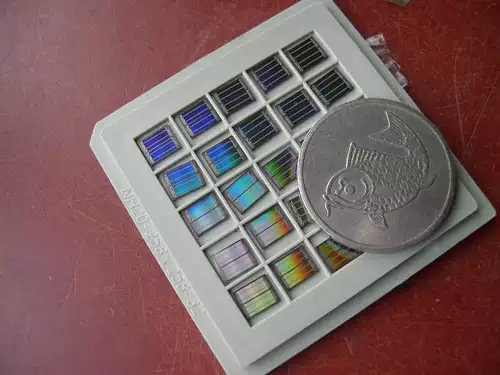 Тайваньский кремниевый чип -чип -чип -ядра Один пластинка из выставочного выставочного испытания десяти юаней показывает обучение микроскопа