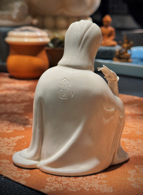 茶空间坐蒲观自在菩萨陶瓷摆件