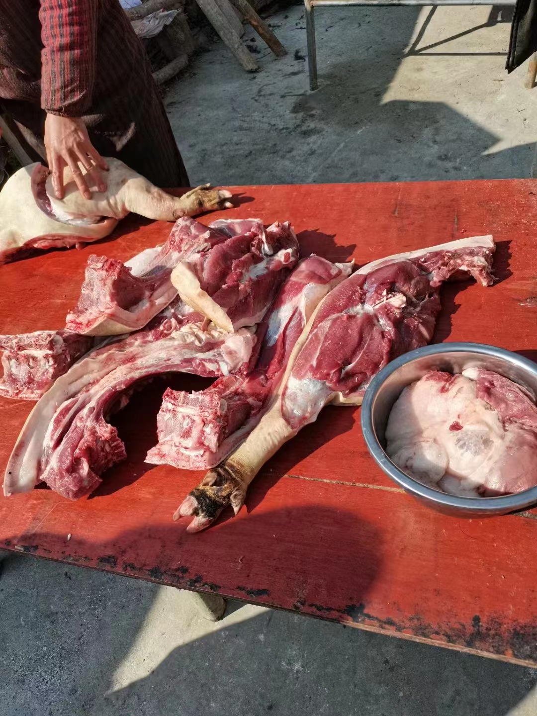 Yunnan farmers free range black pork, a whole head of freshly killed black pigs, Tibetan fragrant pig feet and viscera, free range for 2-4 years