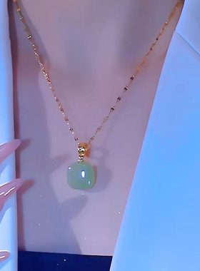 钛钢项链不掉色镶嵌小方糖方块无事牌锁骨链吊坠时尚项链气质颈链