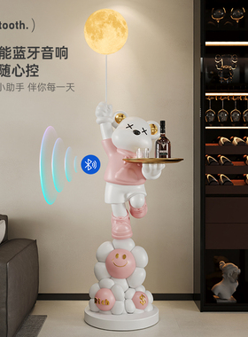 客厅暴力熊大型电视柜旁落地摆件