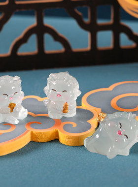 微景观新年夜光可爱小龙公仔手办饰品配件生肖龙年车载桌面小摆件