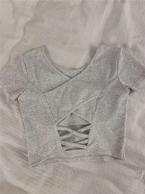 New summer slim and slim shoulder T-shirt for women for women short sleeves pure hot girls short back hollowed-out top with chest pad