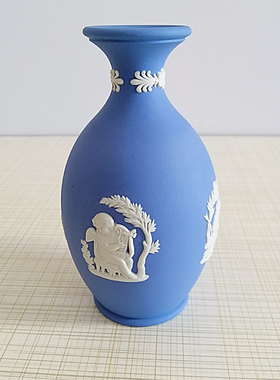 wedgwood浮雕欧式风小号台面花瓶