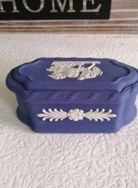 wedgwood蛋形陶瓷浮雕首饰收纳盒