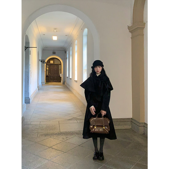 霍里德地图“留洋千金”黑色毛呢大衣外套女冬胸花斗篷披肩两件套