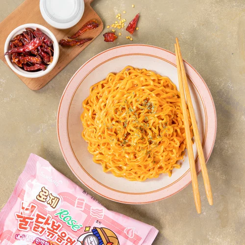 Розовая индейка лапша, импортируемая из Южной Кореи, три сыра -крема, неравнодушная сырная лапша, корейская лапша мгновенной