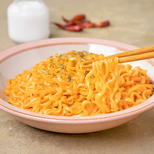 Розовая индейка лапша, импортируемая из Южной Кореи, три сыра -крема, неравнодушная сырная лапша, корейская лапша мгновенной