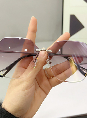 2025新款素颜墨镜女灰粉妆容感太阳镜网红时尚百搭防紫外线眼镜
