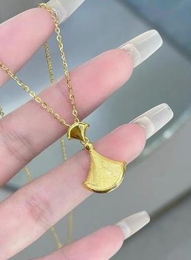 格调 同款拉丝小裙子吊坠金光裙摆黄金色项链小香风扇形锁骨链女