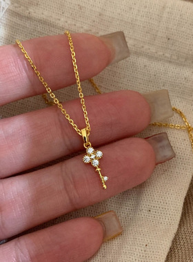 S925纯银轻奢四叶草钥匙项链女复古精致百搭小众时尚微镶个性颈链