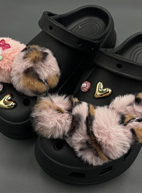 黑色卡骆驰crocs毛绒鞋花配饰