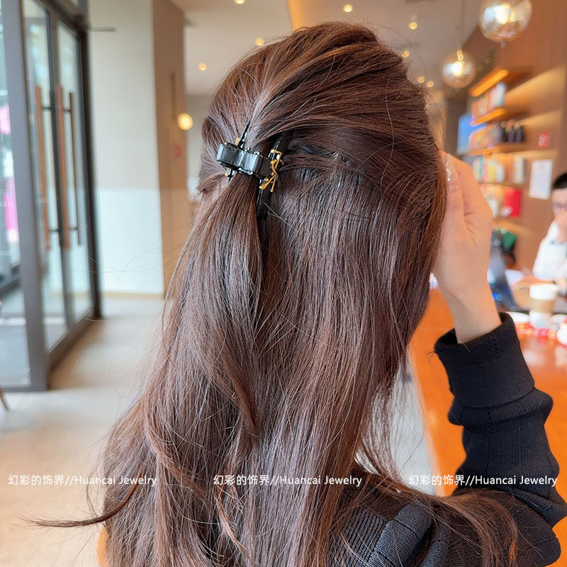 2025新款皮质发饰6厘米小抓夹时尚OL复古字母通勤刘海抓鲨鱼夹女,淘宝优惠券,粉丝福利购,淘宝优惠卷